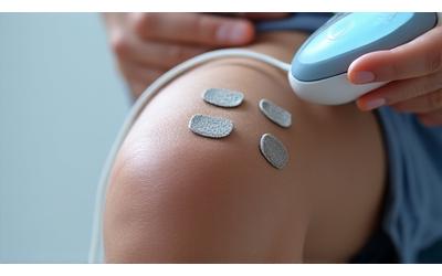 Echipament de electroterapie aplicat pe un pacient